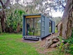 從零開始，建造了一個集裝箱小屋，而且隨時可以整體搬走